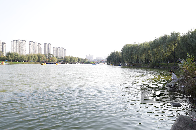 吉林北山公园，金秋，十一，游船，金色荷叶，图片素材