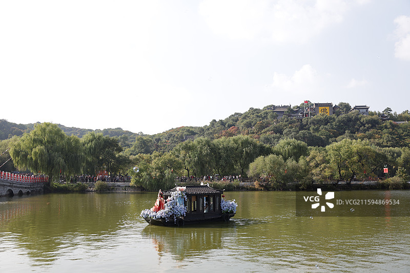 吉林北山公园，金秋，十一，游船，金色荷叶，图片素材
