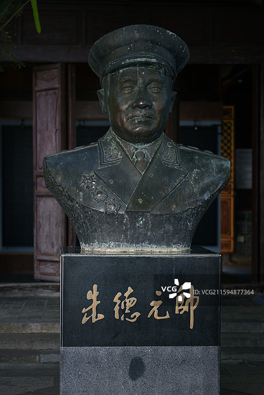 建水古城红井街朱德元故居元帅塑像图片素材