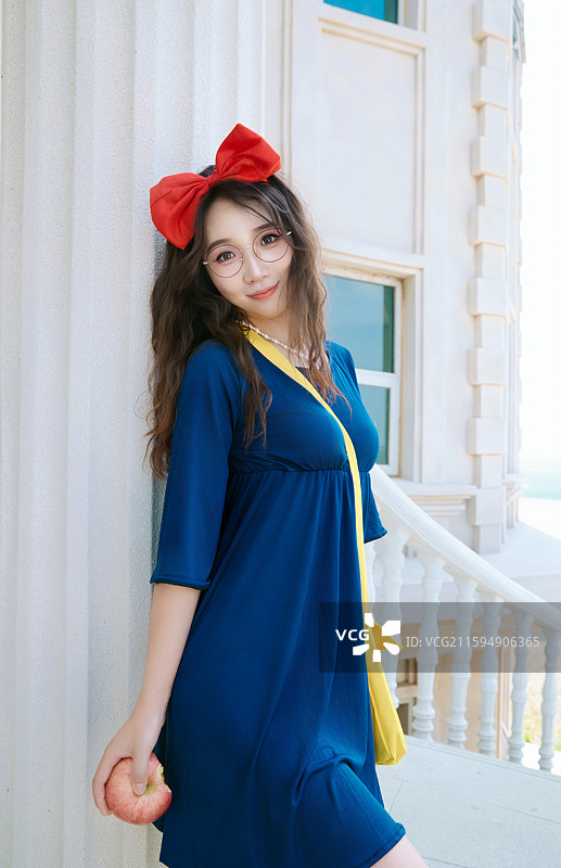 身穿小魔女服饰在城堡前拍照打卡的亚洲美女图片素材