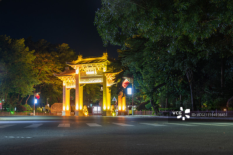 六祖故里旅游景区夜景牌坊，中国广东省云浮市六祖镇图片素材