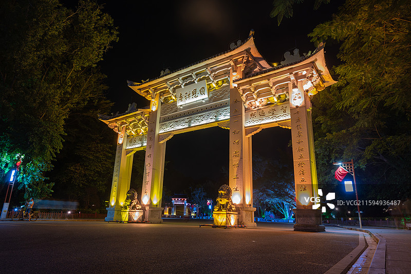 六祖故里旅游景区夜景牌坊，中国广东省云浮市六祖镇图片素材