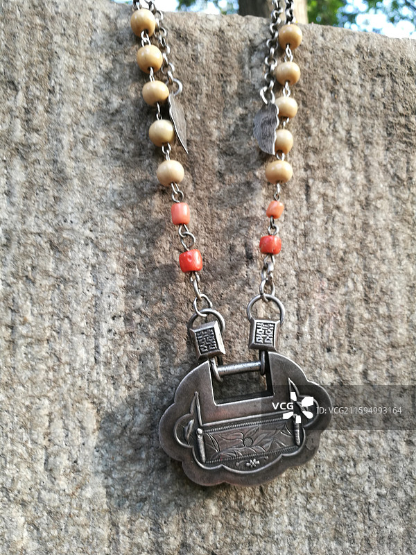 老银饰。老饰品。老首饰。老物件。古董。长命锁。儿童帽饰狮虎头。老银锁。辟邪保平安图片素材