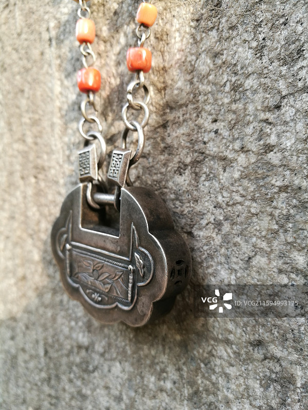 老银饰。老饰品。老首饰。老物件。古董。长命锁。儿童帽饰狮虎头。老银锁。辟邪保平安图片素材