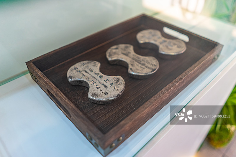 中国山西临汾洪洞县景区省重点文物保护单位苏三明代监狱博物馆里的一盒子银锭，室内无人图像摄影图片素材