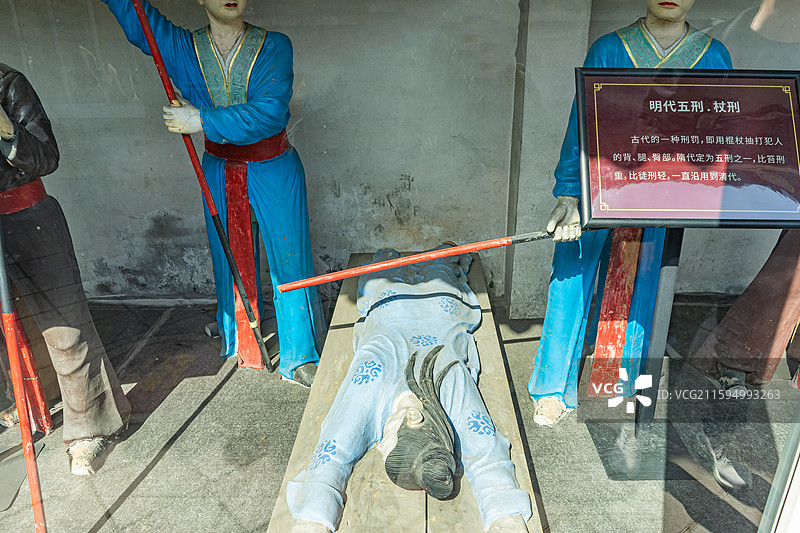 中国山西临汾洪洞县景区省重点文物保护单位苏三明代监狱古代各种酷刑刑具与行刑方式，室内无人图像摄影图片素材