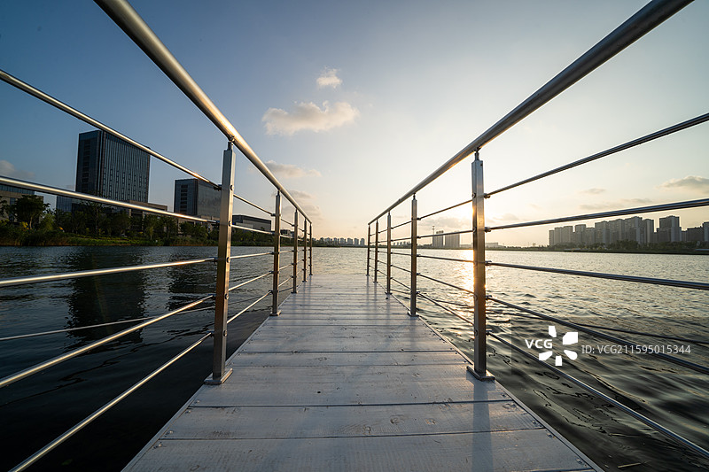 夕阳下湖边的栈道图片素材