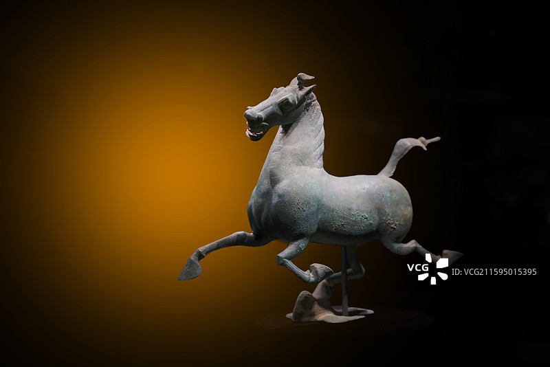 甘肃马踏飞燕铜奔马雕塑图片素材