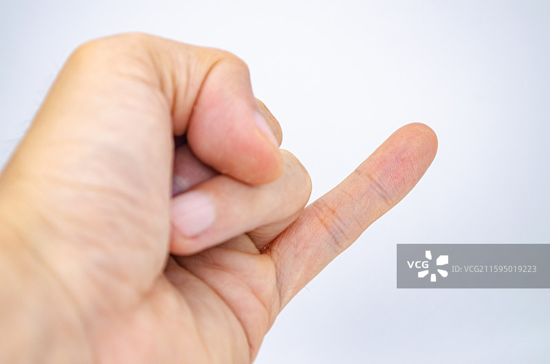 中国人体特征拍摄主题，黄种人的手指手印指纹竖起一根小拇指的特写，室内图像摄影图片素材