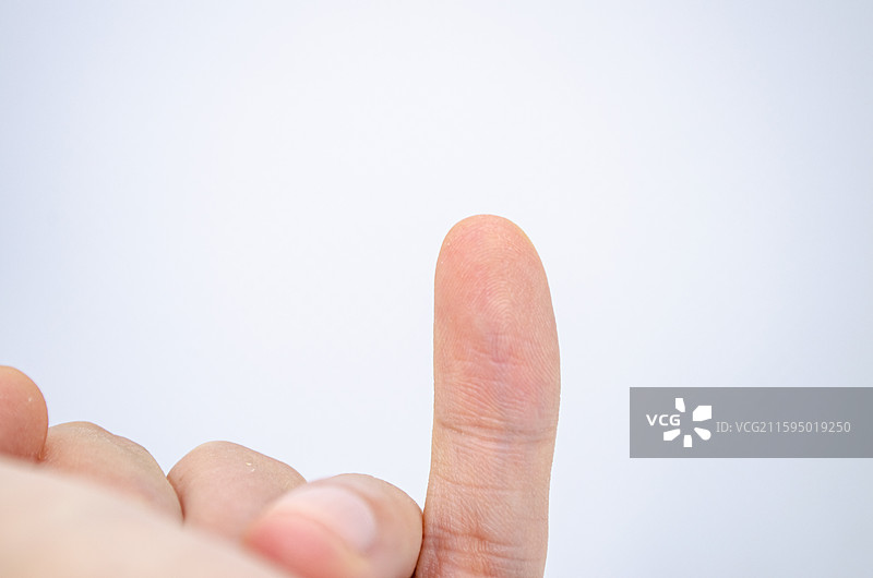 中国人体特征拍摄主题，黄种人的手指手印指纹竖起一根小拇指的特写，室内图像摄影图片素材