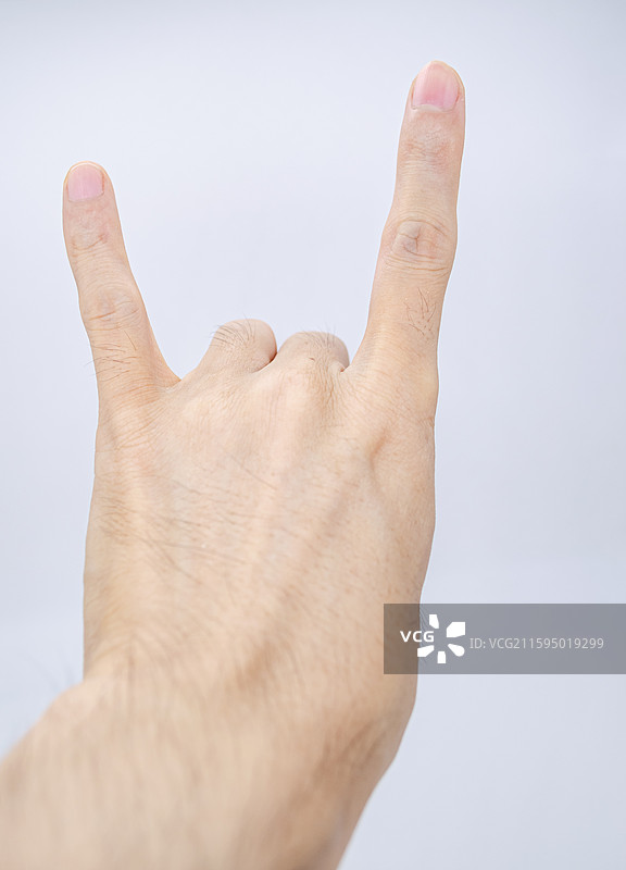 中国人体特征拍摄主题，黄种人的手指手印指纹，摇滚音乐金属礼摇滚礼手势姿势特写，室内图像摄影图片素材