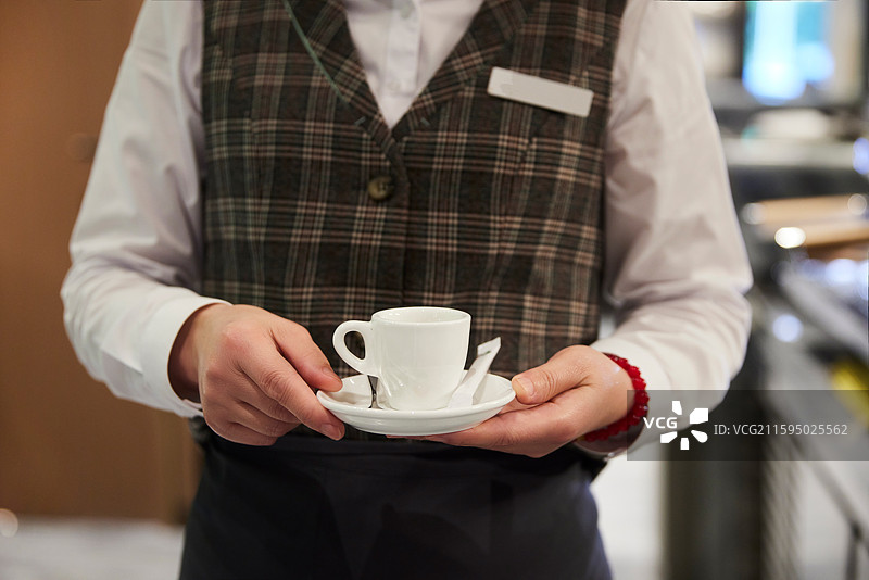 高档酒店大堂吧服务员端着咖啡提供服务特写图片素材