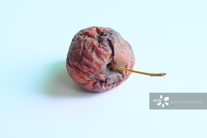 烂果子。烂苹果。腐烂的鸡心果。白色背景设计素材。背景分离图片素材