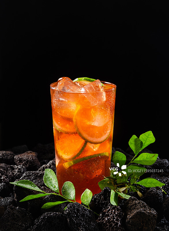 一杯冰冻的柠檬茶水果茶放在石头上图片素材