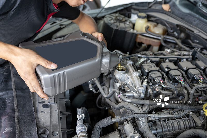 汽车维修人员添加发动机液体图片素材