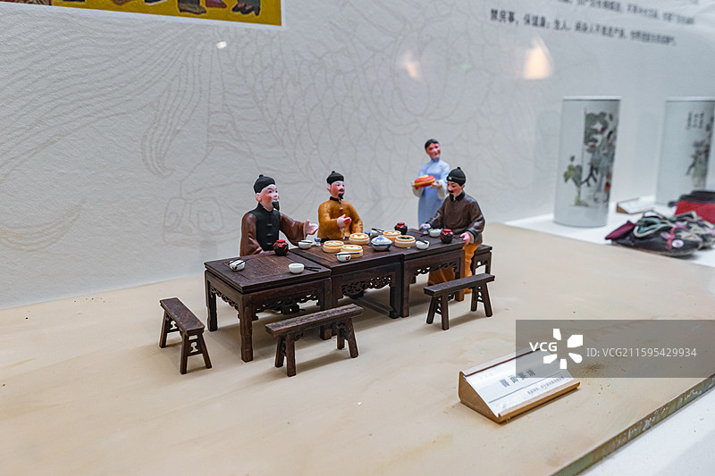 中国山东省任城区济宁市博物馆老馆，礼成家国礼俗风情展厅，生完孩子后喜面宴请送粥米，室内无人图像摄影图片素材