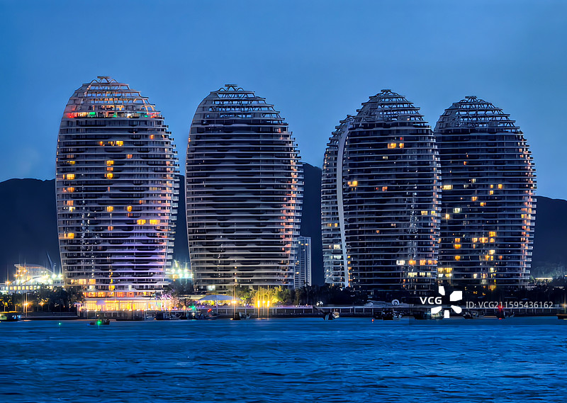 海南三亚三亚湾海洋天空日落夕阳晚霞游客旅游度假背影图片素材