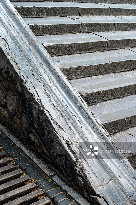 中国山东泰安著名景点泰山旅游风景区，岱庙行宫的包浆挂瓷光滑的滑梯台阶楼梯步行道路，户外白昼无人图像摄图片素材