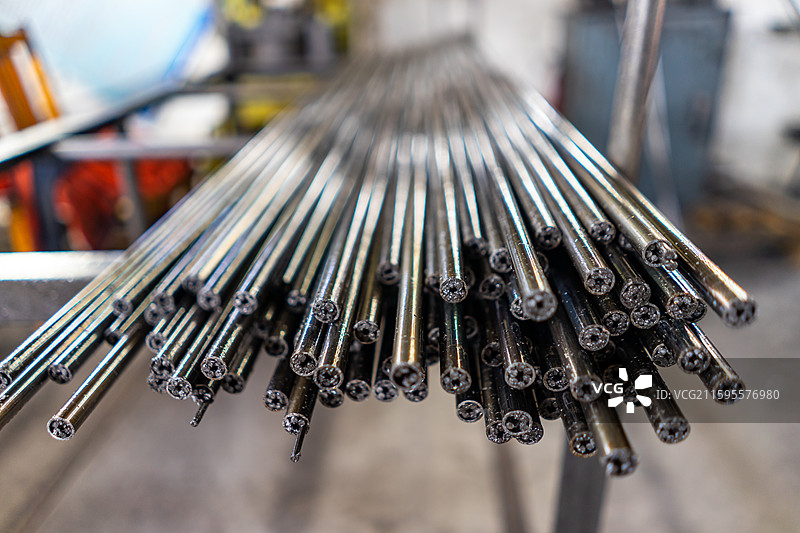 中国钢铁加工工厂拍摄主题，车间里一堆细的钢管建材材料，室内无人图像摄影图片素材