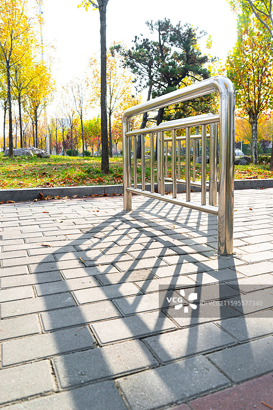 中国城市交通设施拍摄主题，城市公园的人行道上的不锈钢栏杆出入口拐角，户外白昼无人图像摄影图片素材