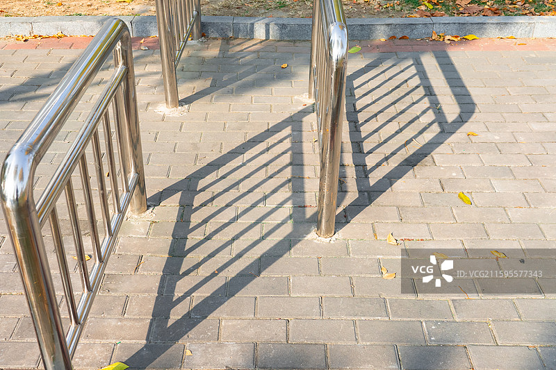 中国城市交通设施拍摄主题，城市公园的人行道上的不锈钢栏杆出入口拐角，户外白昼无人图像摄影图片素材