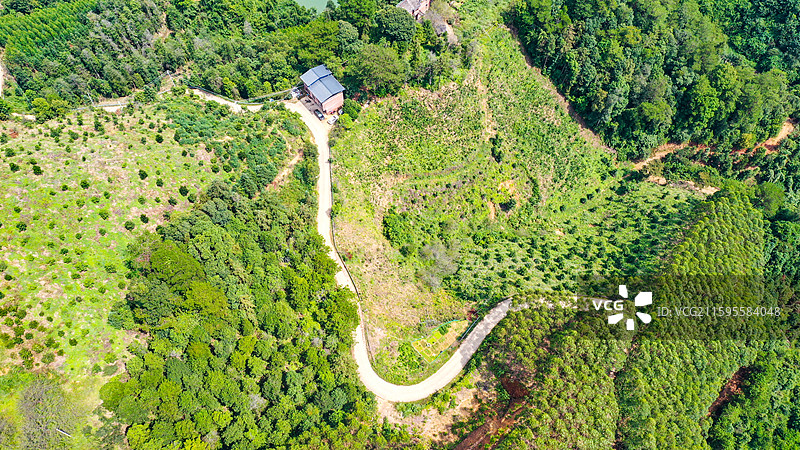 2025年10月1日，航拍广西梧州市苍梧县狮寨镇森关村耀华组丹竹电站库区。青山、绿水、道路、房屋相映图片素材