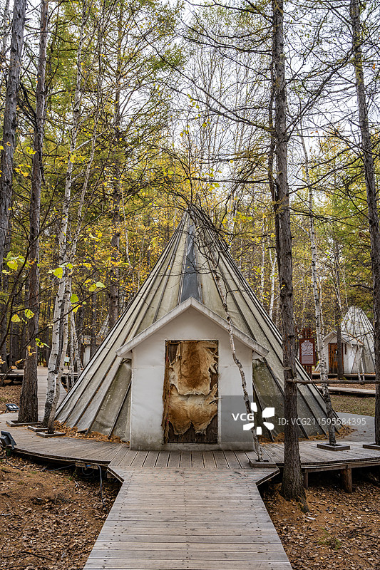 呼伦贝尔根河市敖鲁古雅使鹿部落景区鄂温克族传统民居撮罗子图片素材