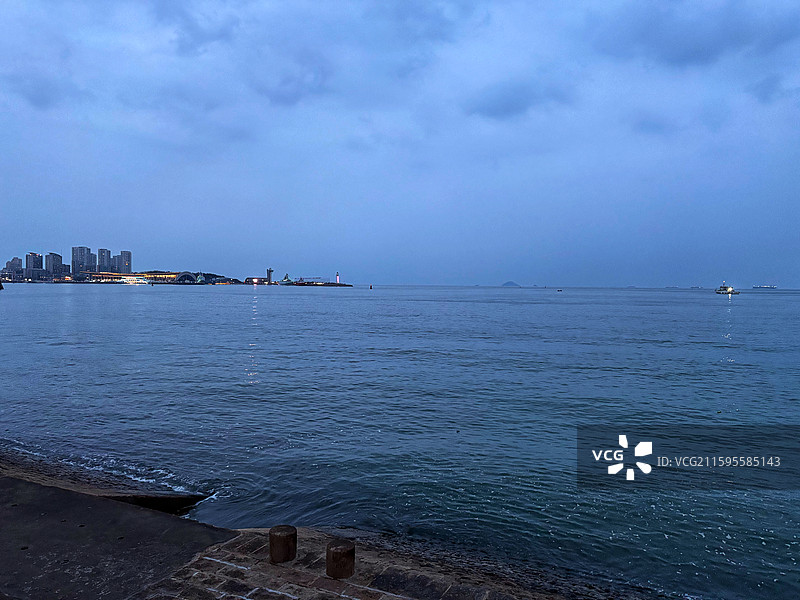 初秋夜晚青岛五四广场城市夜景｜红色雕塑灯光秀・海滨建筑倒影（奥运五环标志／海面波光）｜旅游地标建筑图片素材