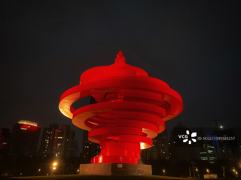 初秋夜晚青岛五四广场城市夜景｜红色雕塑灯光秀・海滨建筑倒影（奥运五环标志／海面波光）｜旅游地标建筑图片素材