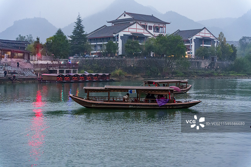 在湖南湘西边城茶峒古镇眺望和对岸的重庆洪安古镇和游船图片素材