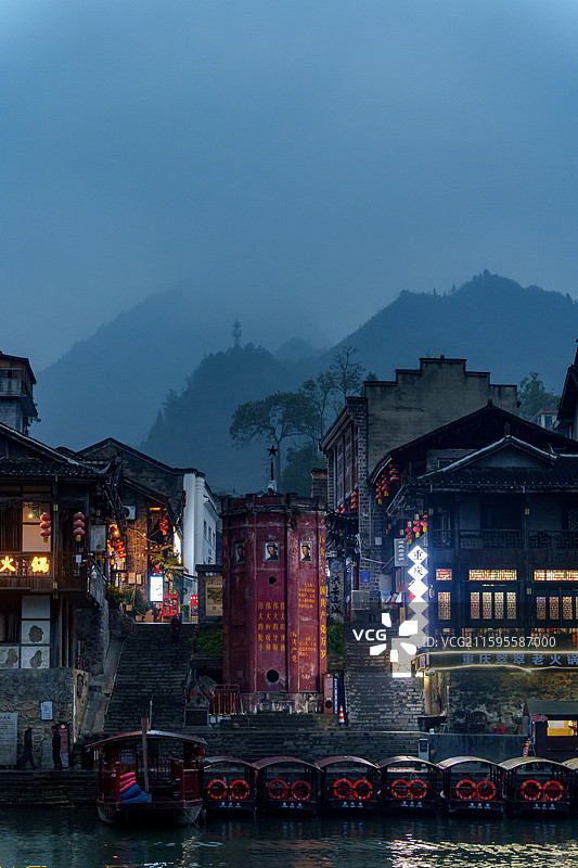傍晚阴雨天气下在湖南湘西边城茶峒古镇眺望对岸的重庆洪安古镇图片素材