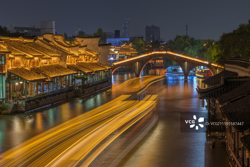 月河夜渡灯影流金图片素材