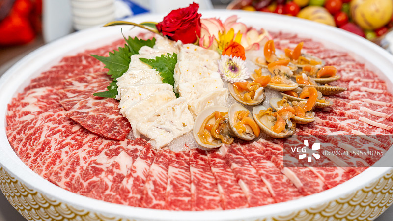 海鲜三文鱼虾生牛肉刺身拼盘图片素材