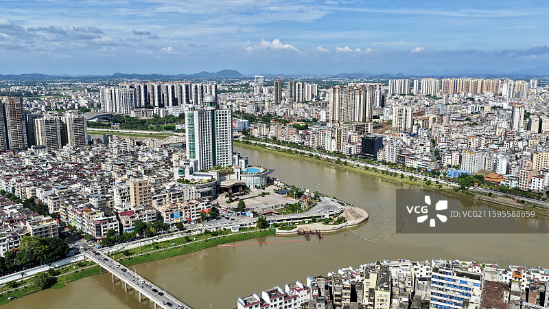高视角航拍蓝天白云下广东茂名化州市城市风光图片素材