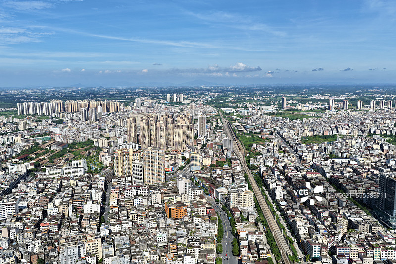 高视角航拍蓝天白云下广东茂名化州市城市风光图片素材