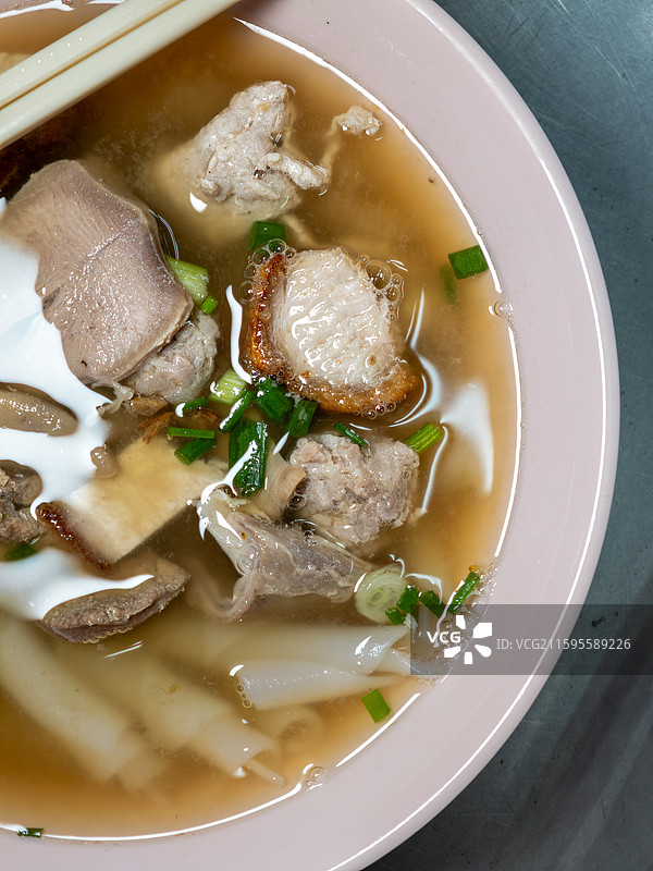 泰国唐人街传统美食猪杂粉卷汤图片素材