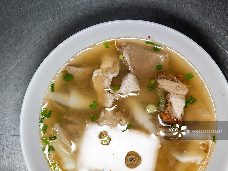 泰国唐人街传统美食猪杂粉卷汤图片素材