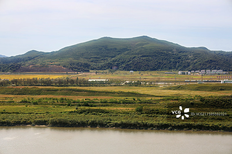 吉林省延边朝鲜族自治州珲春市，在珲春防川景区龙虎阁俯瞰中朝俄三国风光图片素材