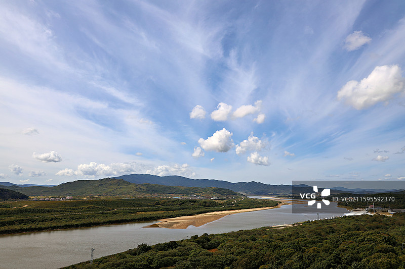 吉林省延边朝鲜族自治州珲春市，在珲春防川景区龙虎阁俯瞰中朝俄三国风光图片素材