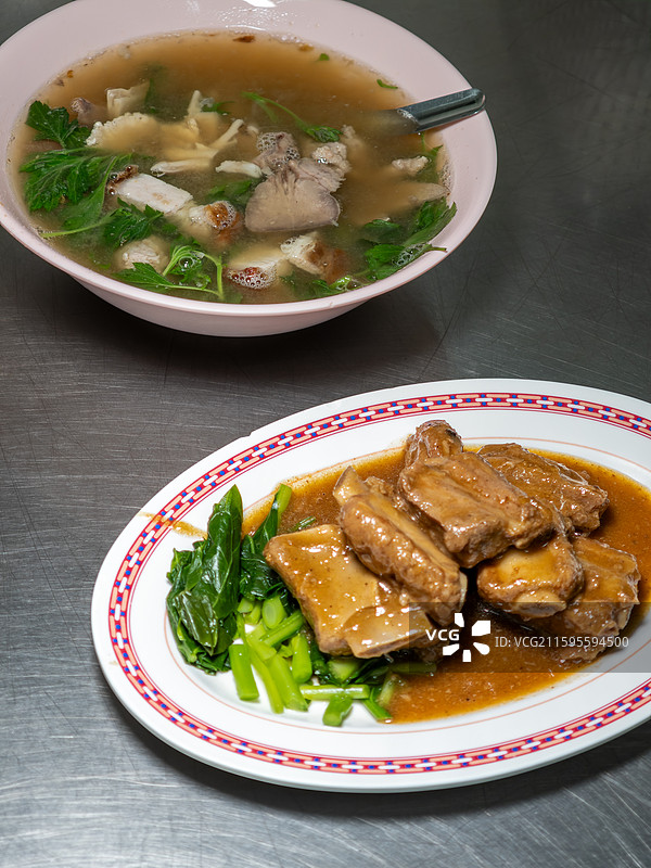 泰国曼谷唐人街美食卤排骨与猪杂粉卷汤图片素材