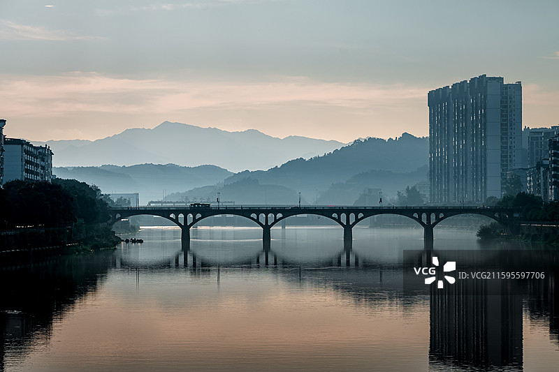 清晨的湖南省永兴县城市风光与北大桥图片素材