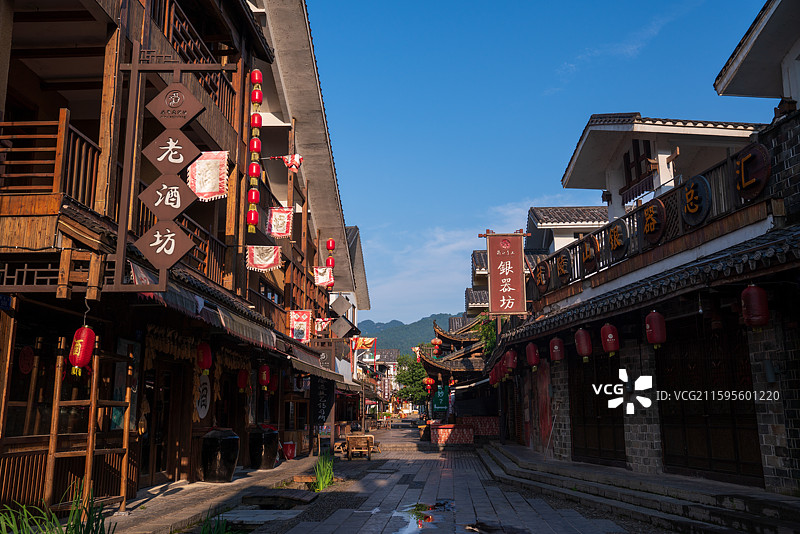 湖南省张家界市武陵源城区索溪河畔，溪布老街非遗文化体验基地，清晨无人，河流和倒影的美景图片素材