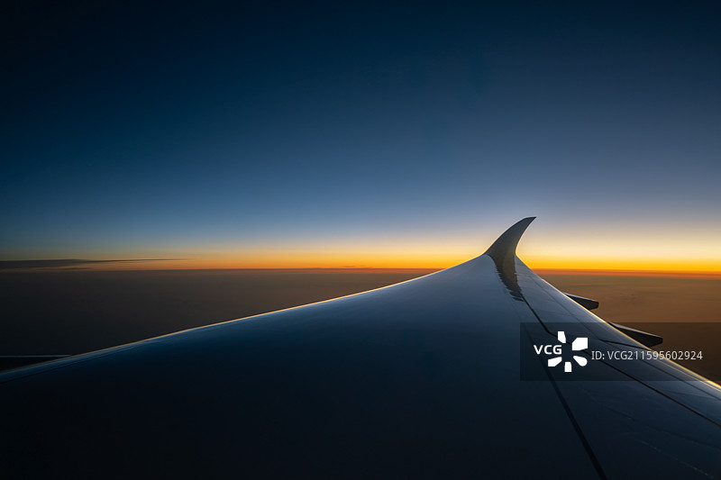 上海飞往法兰克福汉莎航空飞机上日出图片素材