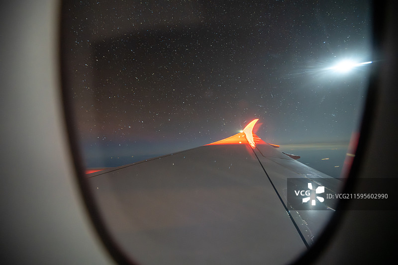 上海飞往法兰克福汉莎航空飞机上夜景图片素材