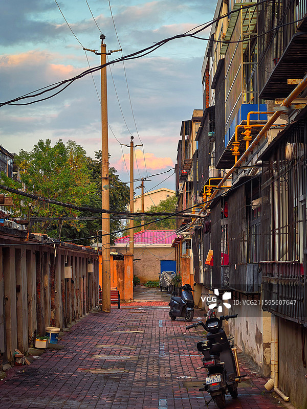 雨过天晴，夕阳映照的云朵像是远处的山峰一样图片素材