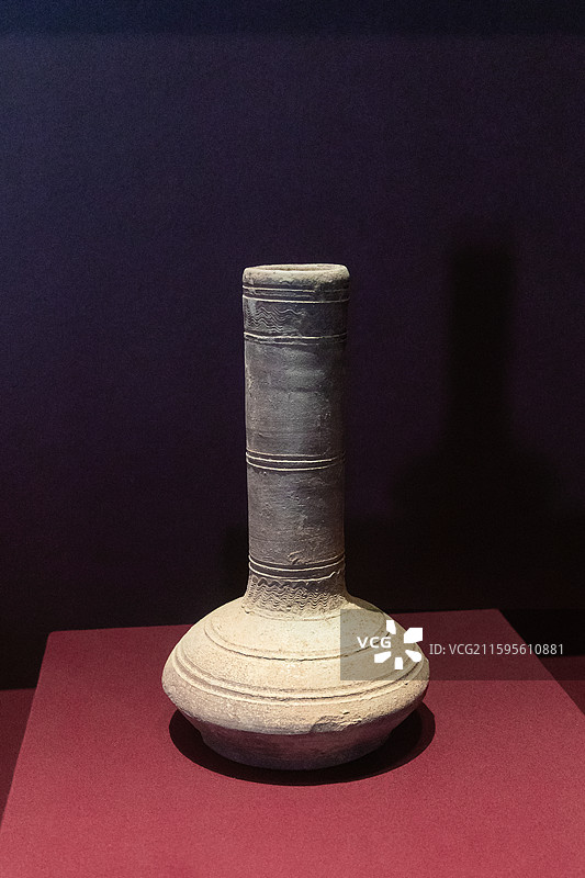 襄阳市博物馆新馆展品·陶投壶。西汉（前202-8年）2015年襄阳市樊城区王寨社区贾巷墓地330号墓图片素材