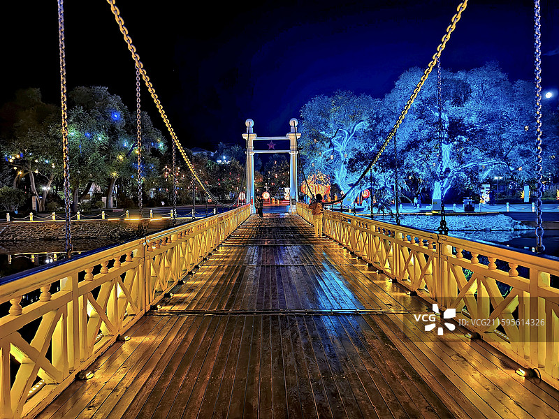 内蒙古自治区呼伦贝尔市扎兰屯市，吊桥公园夜景图片素材