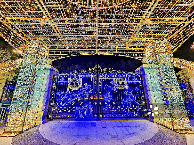 内蒙古自治区呼伦贝尔市扎兰屯市，吊桥公园夜景图片素材