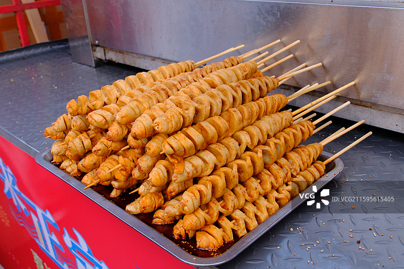 国庆美食街。烤面筋。炸蚕蛹。活珠子。炸蚂蚱串。烤鱿鱼。烤肉串。烤蜈蚣。蜘蛛。蝎子图片素材