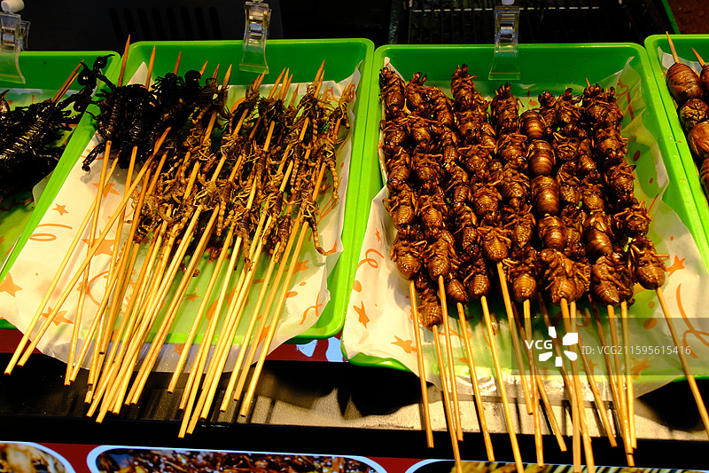 国庆美食街。烤面筋。炸蚕蛹。活珠子。炸蚂蚱串。烤鱿鱼。烤肉串。烤蜈蚣。蜘蛛。蝎子图片素材
